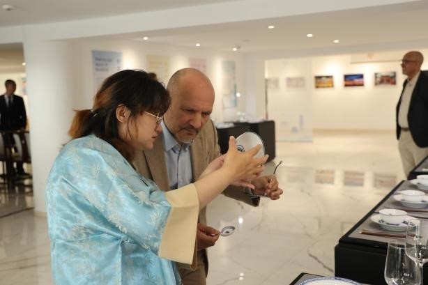 摩洛哥民眾在觀察中國(guó)瓷器。拉巴特中國(guó)文化中心供圖