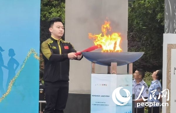 在活動開幕式上，馮喆點燃火炬。人民網(wǎng)記者 楊磊攝