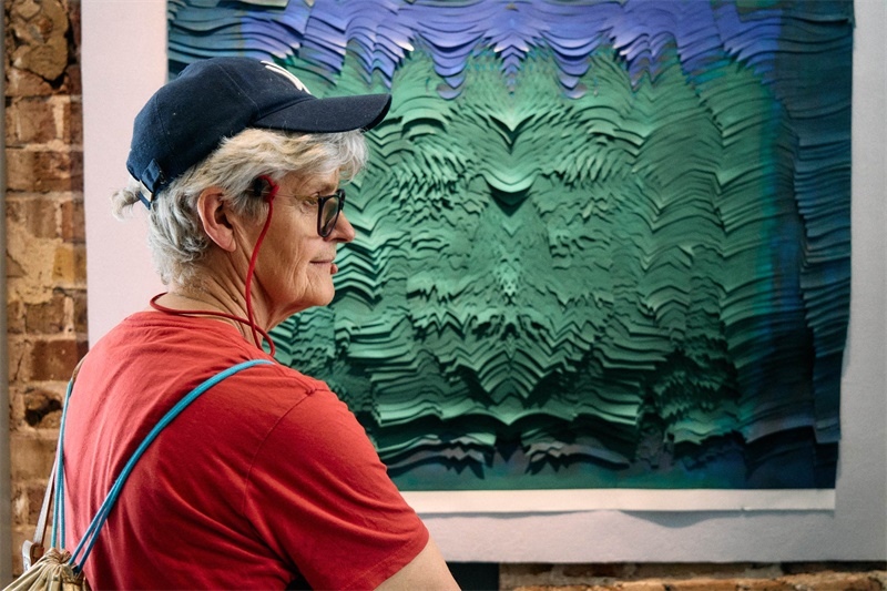 英國嘉賓在倫敦手工周中國館展出作品前駐足。楊浩鵬攝