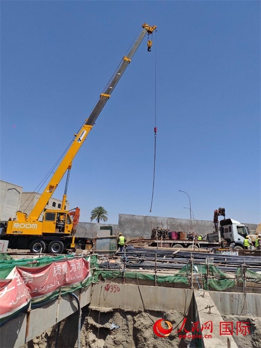 工人在進行五號隧道施工。人民網記者管克江攝