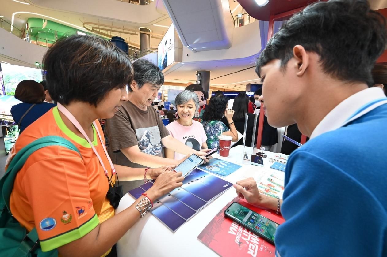 游客在航空公司展臺前了解機(jī)票優(yōu)惠活動。主辦方供圖