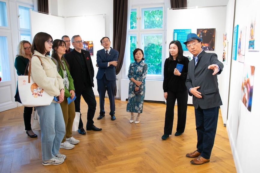 藝術(shù)家李守白現(xiàn)場導(dǎo)覽。圖片由布達佩斯中國文化中心供圖