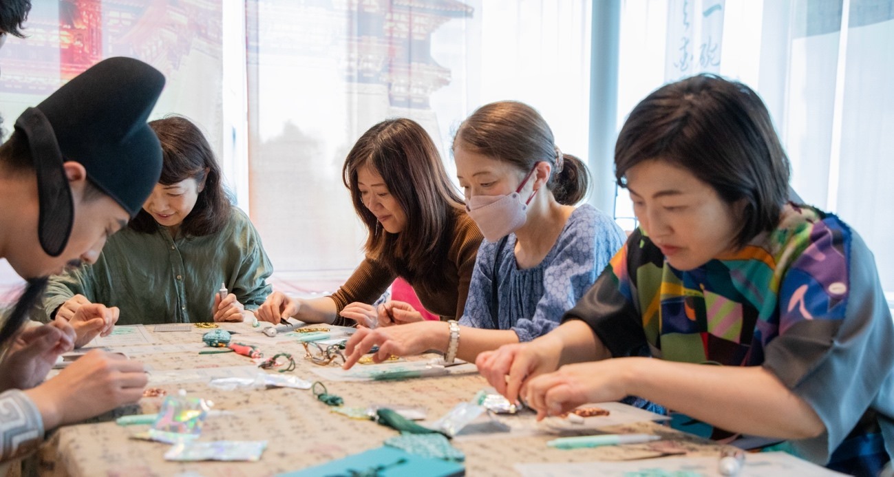 客人體驗(yàn)制作綠松石銅牌。中國駐大阪旅游辦事處供圖