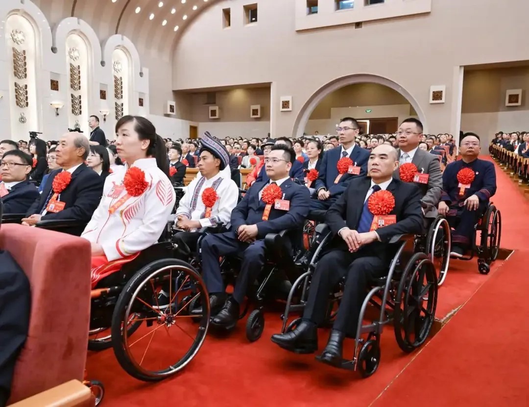 2025年5月16日，第七次全國自強(qiáng)模范暨助殘先進(jìn)表彰大會在北京召開。大會表彰了200名“全國自強(qiáng)模范”、200個“全國殘疾人工作先進(jìn)集體”和60名“全國殘疾人工作先進(jìn)個人”。