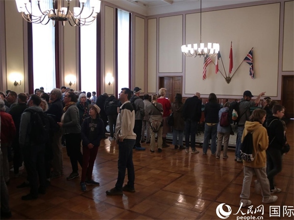 圖為觀眾們在卡爾霍斯特紀念館內(nèi)參觀。人民網(wǎng) 肖晶攝