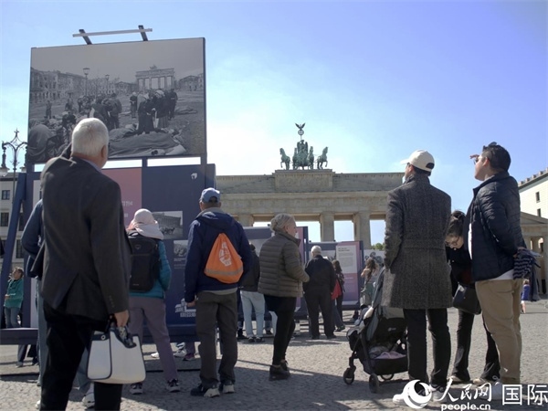 圖為勃蘭登堡門前，市民們在參觀歷史圖片展。人民網(wǎng) 肖晶攝