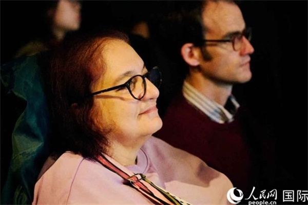 英國(guó)觀眾觀看巡展影片。楊浩鵬攝