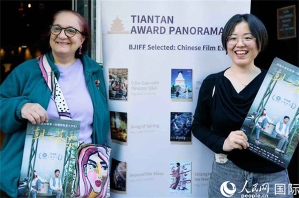 《朝云暮雨》放映前，觀眾前同主辦方互動(dòng)。楊浩鵬攝