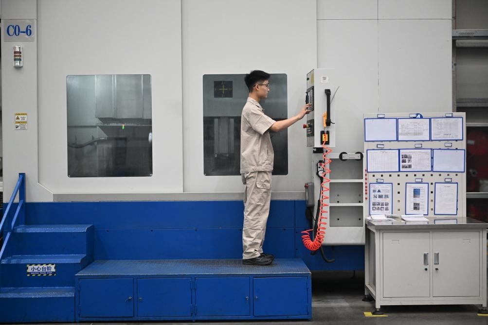 近日，工人在洛陽軸承集團股份有限公司的智能生產線上作業(yè)。新華社記者 李嘉南 攝