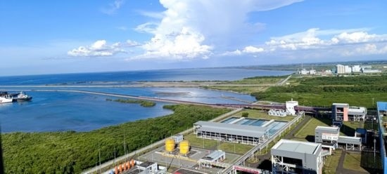 這是5月18日拍攝的紅樹(shù)林環(huán)繞的爪哇7號(hào)燃煤電站。記者 曹凱 攝