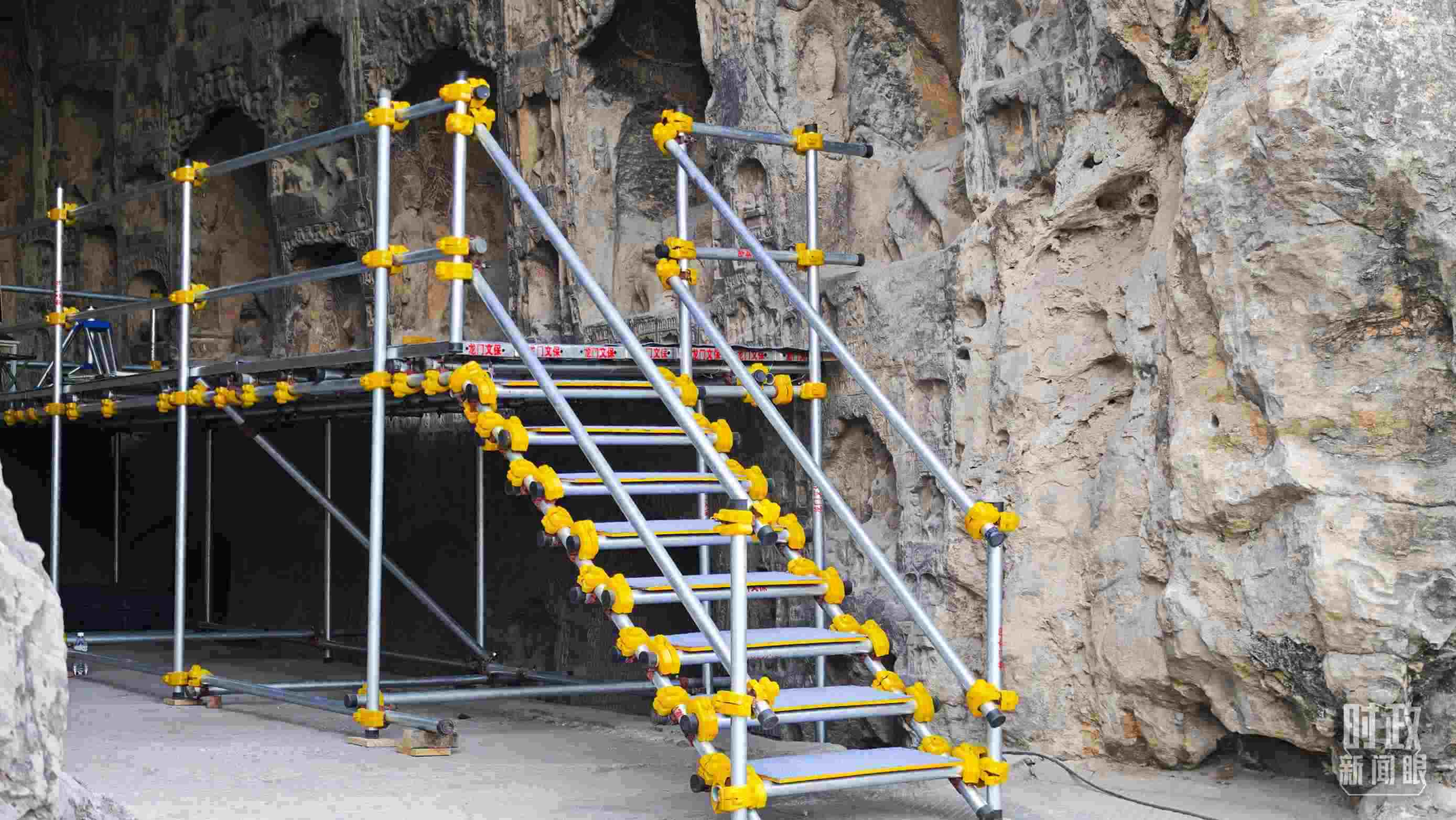 △龍門石窟古陽洞文物修護(hù)現(xiàn)場。（總臺央廣記者潘毅拍攝）