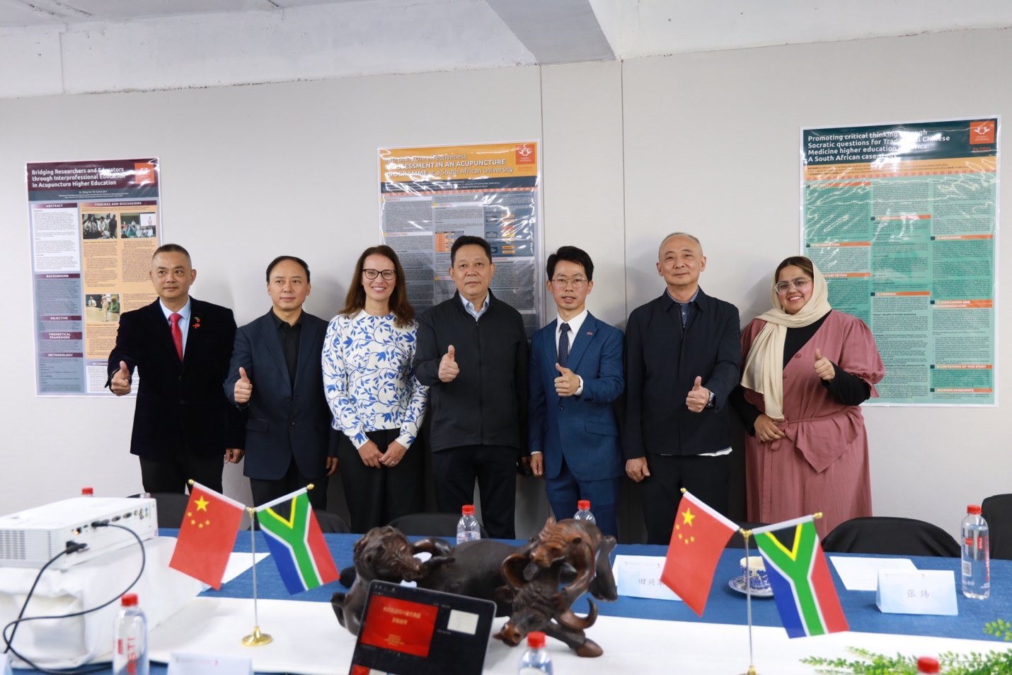 四川省副省長楊興平及代表團與《補充醫(yī)學：教育與研究》雜志社團隊合影。非洲中醫(yī)及針灸中心供圖