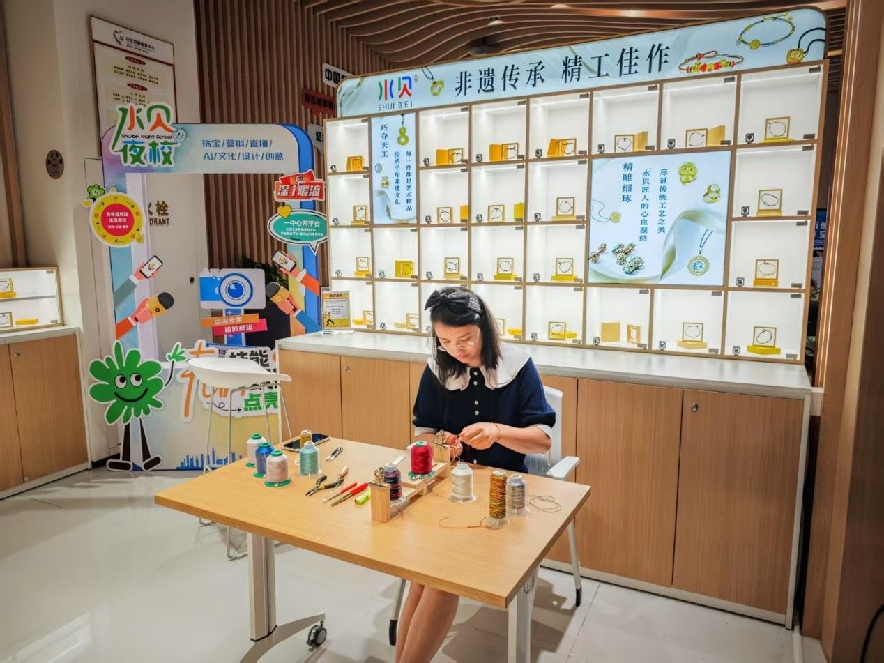 水貝夜校學員正在展示手工編繩過程。人民網 肖聰聰攝