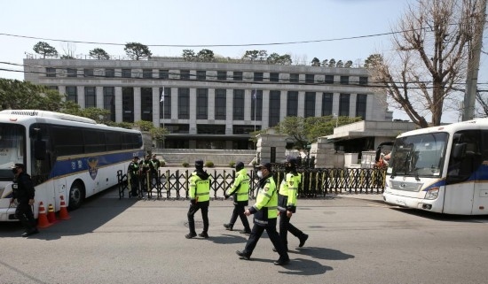 4月3日，在韓國首爾，警察在韓國憲法法院前執(zhí)勤。新華社記者姚琪琳攝