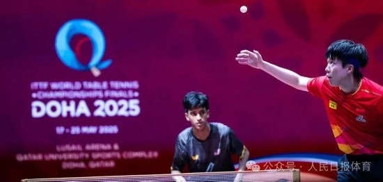 5月17日，王楚欽在比賽中發(fā)球。