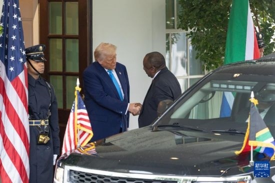 5月21日，美國(guó)總統(tǒng)特朗普（左二）在華盛頓白宮迎接到訪的南非總統(tǒng)拉馬福薩。新華社記者 胡友松 攝