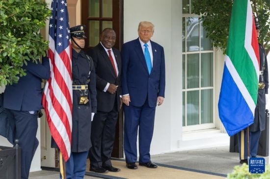 5月21日，美國(guó)總統(tǒng)特朗普（右二）在華盛頓白宮迎接到訪的南非總統(tǒng)拉馬福薩（右三）。新華社記者 胡友松 攝