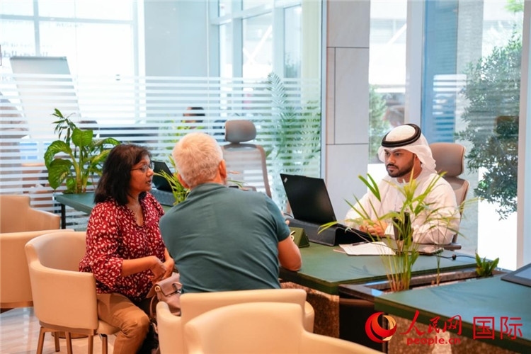 在阿治曼自由區(qū)一站式服務(wù)中心內(nèi)，工作人員為客商辦理業(yè)務(wù)。人民網(wǎng) 塔里克·易卜拉欣攝