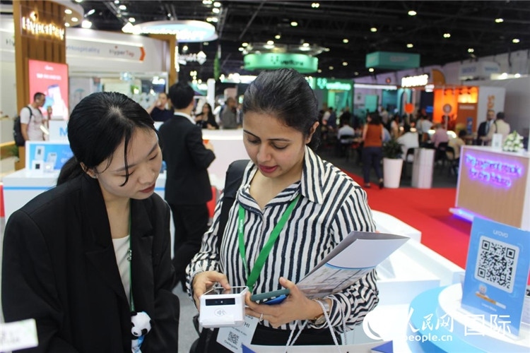 中外嘉賓交流。人民網(wǎng) 杰勒德·阿勒費(fèi)爾攝