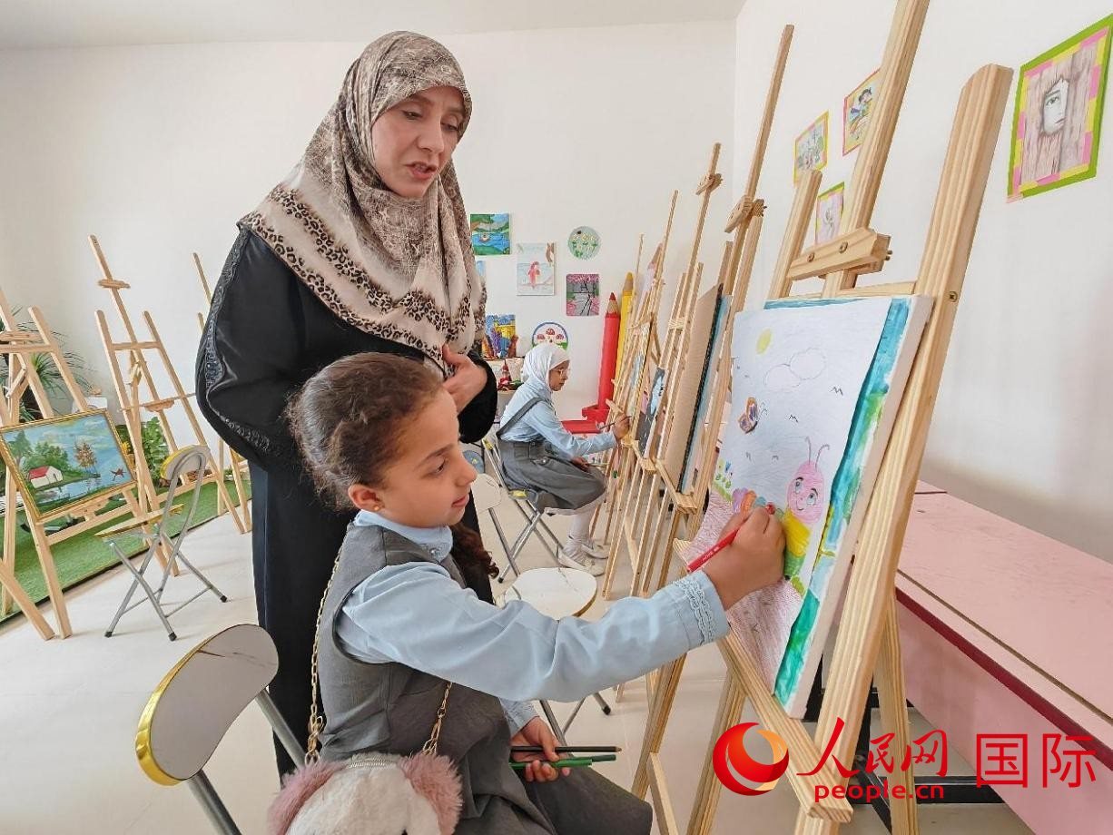阿爾穆塔?阿里卡特國際學(xué)校的學(xué)生在美術(shù)室上課。人民網(wǎng)記者 管克江攝