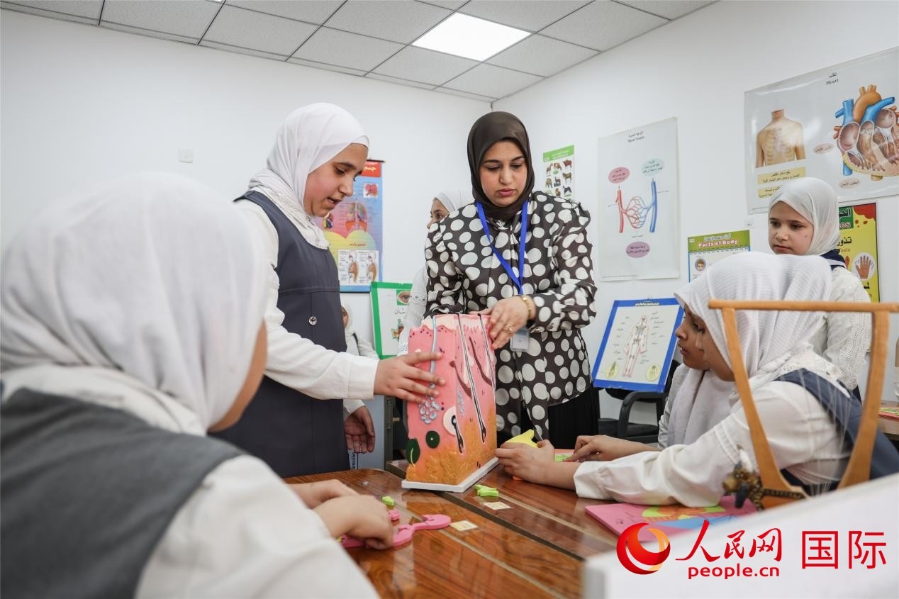 圖為阿爾·圖拉女子學(xué)校學(xué)生在上生物課。人民網(wǎng)記者 薛丹攝