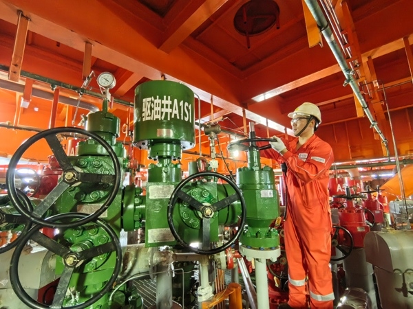 生產(chǎn)人員正在打開二氧化碳驅(qū)油井采油樹閥門。受訪者供圖