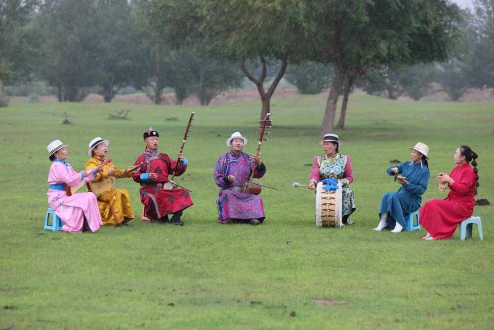 2024年7月16日，《格薩（斯）爾》史詩說唱傳承人在內(nèi)蒙古赤峰市巴林右旗戶外表演。（胡斯楞攝）