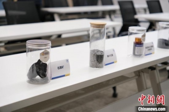 5月20日，浙大高分子科學(xué)與工程學(xué)系內(nèi)擺放著石墨礦等。 曹丹 攝