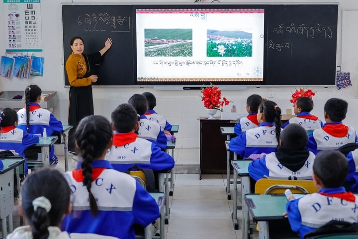 2024年9月27日，在四川省甘孜藏族自治州道孚縣城關(guān)第一完全小學(xué)，采取“藏加模式”教學(xué)的五年級一班的藏語文課上，準(zhǔn)木周老師指導(dǎo)藏族學(xué)生以家鄉(xiāng)草原風(fēng)物為主題寫作藏語文作文。新華社記者 沈伯韓 攝