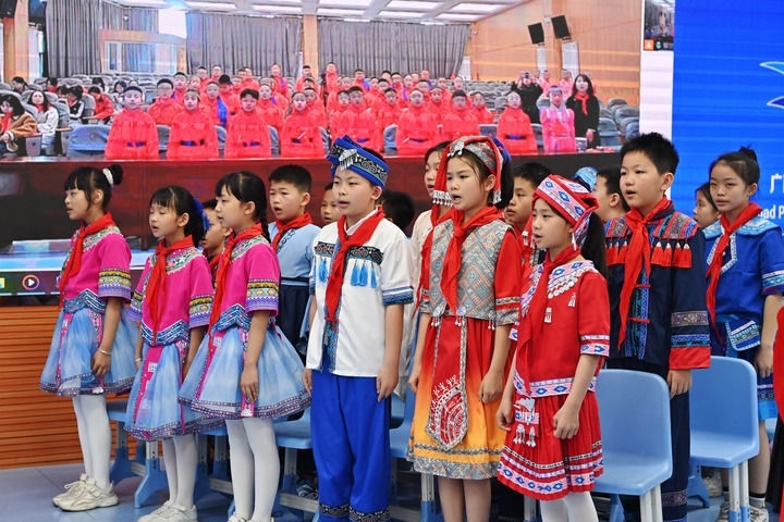 2025年3月28日，在“壯蒙一家親 共筑中國夢”手拉手主題云隊(duì)會上，廣西南寧市濱湖路小學(xué)四（1）中隊(duì)隊(duì)員通過網(wǎng)絡(luò)和內(nèi)蒙古鄂爾多斯東勝區(qū)第十二小學(xué)四（9）中隊(duì)隊(duì)員一起唱《中國少年先鋒隊(duì)隊(duì)歌》。新華社記者 周華 攝