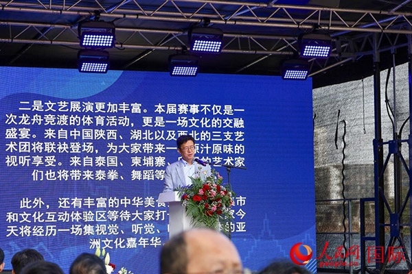 中國駐法蘭克?？傤I(lǐng)事黃昳揚在致辭中對龍舟賽表示熱烈祝賀。人民網(wǎng) 依琳攝