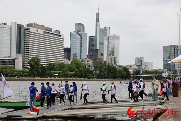 來自美國的快樂龍舟隊選手們正在登船準備參賽。人民網(wǎng)記者 劉仲華攝