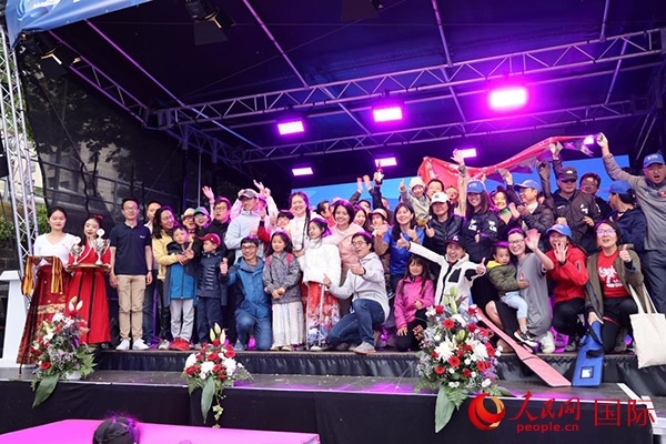 獲獎選手們上臺領(lǐng)獎并合影留念。人民網(wǎng)記者 劉仲華攝