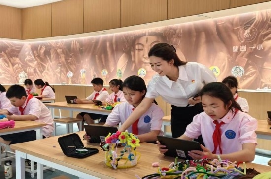 龍崗一小學(xué)生正在學(xué)習(xí)“發(fā)現(xiàn)石刻之美”華蔓花冠課程。