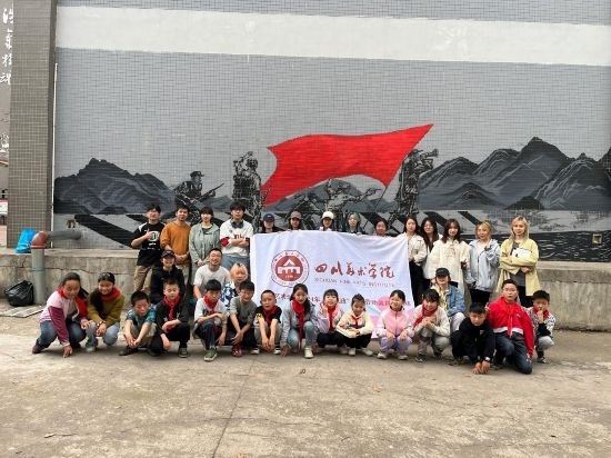 “行動(dòng)中的課堂：探尋茶馬古道紅色印記”工作坊與當(dāng)?shù)匦W(xué)生共同創(chuàng)作主題壁畫。