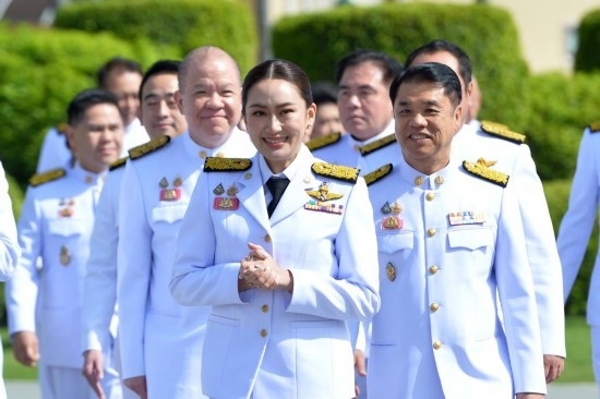 2024年9月7日，泰國總理佩通坦·欽那瓦（前中）及新一屆內(nèi)閣成員在位于首都曼谷的總理府與媒體見面。新華社發(fā)（拉亨攝）