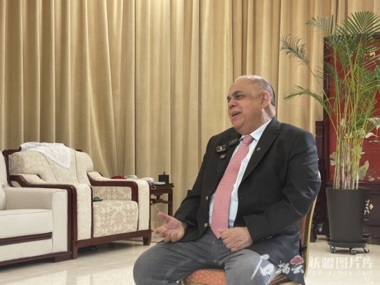 上合組織副秘書長索海爾·汗在專訪中。石榴云/新疆日報(bào)記者 劉翔攝