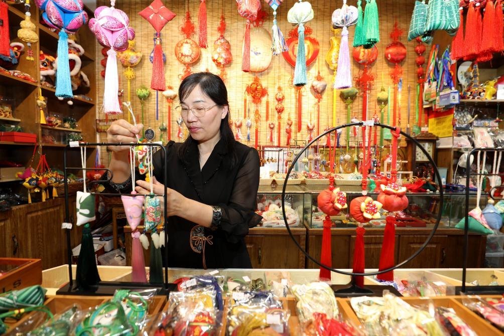 2025年5月25日，安徽省淮北市，非遺香包上貨架。（圖片來源：視覺中國）