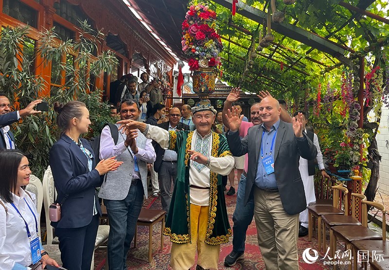 5月24日，外國媒體人在伊寧市喀贊其民俗旅游區(qū)參觀體驗。 人民網(wǎng)記者 翟轉(zhuǎn)麗攝