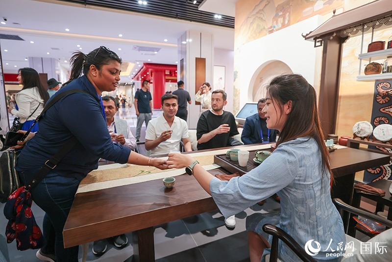 5月25日，外國媒體人在霍爾果斯國際邊境合作中心中國文化館參觀。人民網(wǎng)記者 張武軍攝