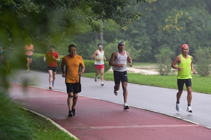 2024年7月14日，市民在北京中軸線(xiàn)延長(zhǎng)線(xiàn)上的奧林匹克森林公園運(yùn)動(dòng)鍛煉。