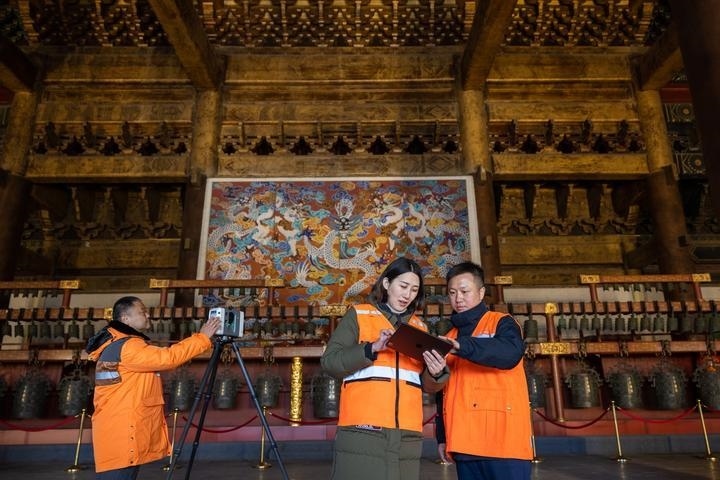 北京市測(cè)繪設(shè)計(jì)研究院團(tuán)隊(duì)在太廟測(cè)繪（2023年2月19日攝）。2020年9月起，北京市測(cè)繪設(shè)計(jì)研究院的技術(shù)團(tuán)隊(duì)開(kāi)展了北京中軸線(xiàn)遺產(chǎn)點(diǎn)實(shí)地測(cè)繪，從文物保護(hù)、環(huán)境整治、文物騰退等方面為北京中軸線(xiàn)申遺提供空間數(shù)據(jù)底板。