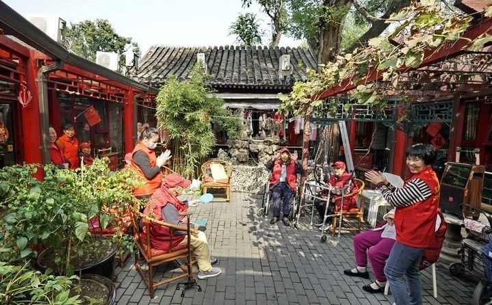 2024年10月12日，鐘樓灣胡同的老年人在社區(qū)內(nèi)的四合院養(yǎng)老驛站休閑。2017年起，北京市先后開(kāi)展了兩輪背街小巷環(huán)境整治提升行動(dòng)，完整保留了中軸線(xiàn)生活建筑群的歷史信息，并根據(jù)居民的生活和居住方式進(jìn)行適配化的更新和改造，極大地改善了生活環(huán)境。2023年鐘樓灣胡同被評(píng)為“北京最美街巷”。