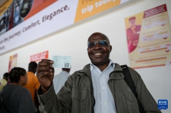 5月31日，在蒙內(nèi)鐵路內(nèi)羅畢站，一名前往蒙巴薩的乘客展示車票。新華社記者 楊光 攝