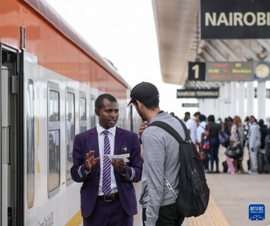5月31日，在蒙內(nèi)鐵路內(nèi)羅畢站，乘務(wù)員為乘客檢票。新華社記者 李亞輝 攝