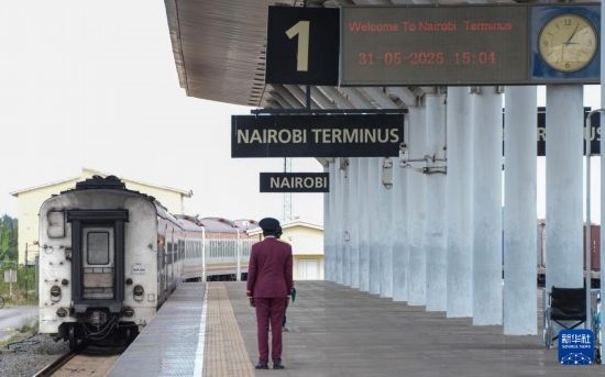 5月31日，在蒙內(nèi)鐵路內(nèi)羅畢站，工作人員目送開往蒙巴薩的E2次列車駛離站臺(tái)。新華社記者 李亞輝 攝