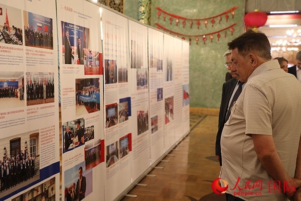 與會(huì)嘉賓參觀中俄科技創(chuàng)新合作圖片展。人民網(wǎng)記者 肖新新攝