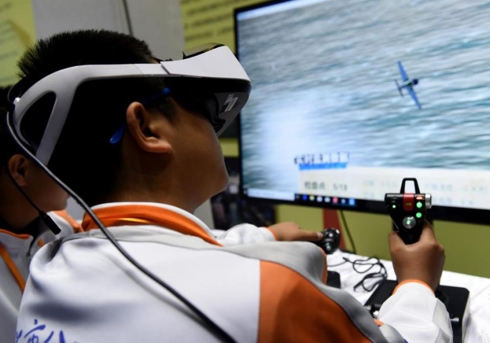 北京市八一學(xué)校的學(xué)生在北京市中小學(xué)生特色科技活動展示上體驗(yàn)VR技術(shù)（2018年11月24日攝）新華社記者 羅曉光 攝。