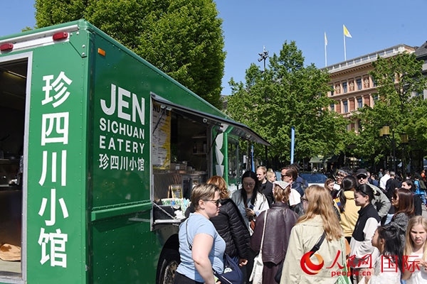 中國美食攤。人民網(wǎng)記者 殷淼攝