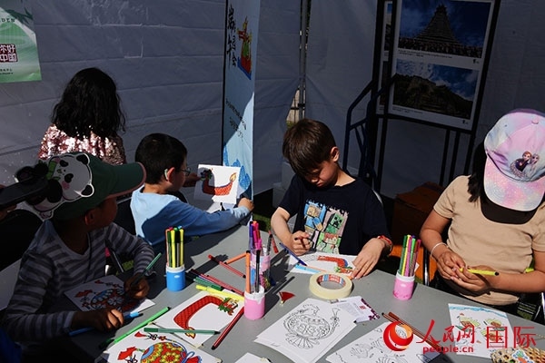 端午文化體驗—龍舟圖片填色。人民網(wǎng)記者 殷淼攝